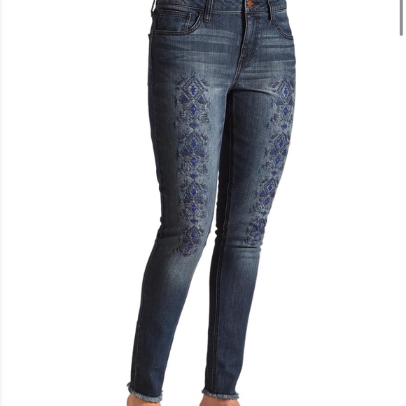 Wrangler Distressed Tribal Embroidered Midrise Raw Hem Skinny Jeans Size 11/28 - Picture 1 of 11